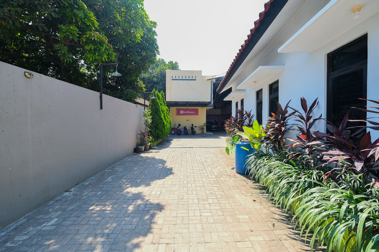 Exterior & Views 2, RedDoorz Syariah near RSUD Tuban, Tuban