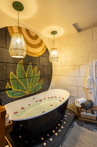 Bathroom 4, Rooftop Hot Tub 3 levels 5br in Villa, Del Centro