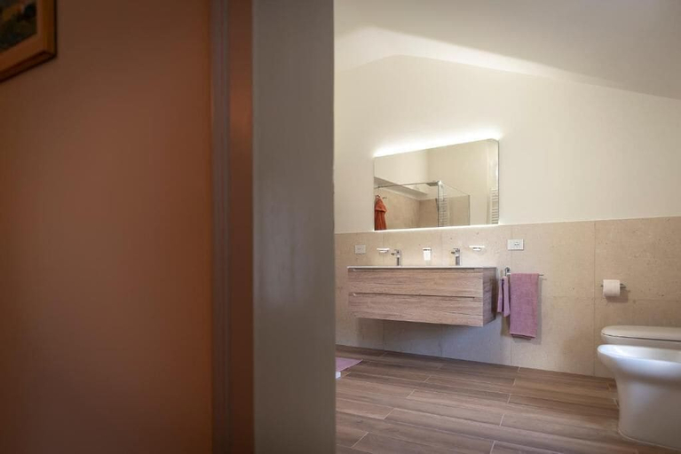 Bathroom 3, Villa VItturi, Treviso
