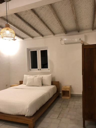 Spacious Studio Room close to cafe and beach
