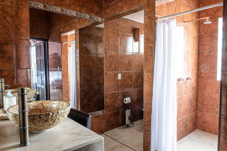 Bathroom 4, Centro 4Bed Home on Stirling Dickinson, Allende