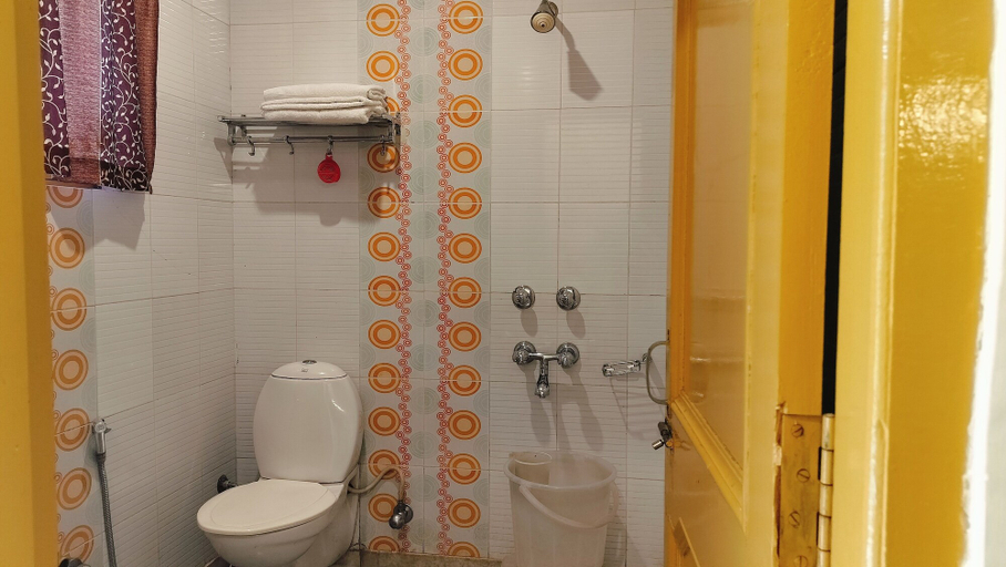 Bathroom 2, Ishwar Guest House, Kangra