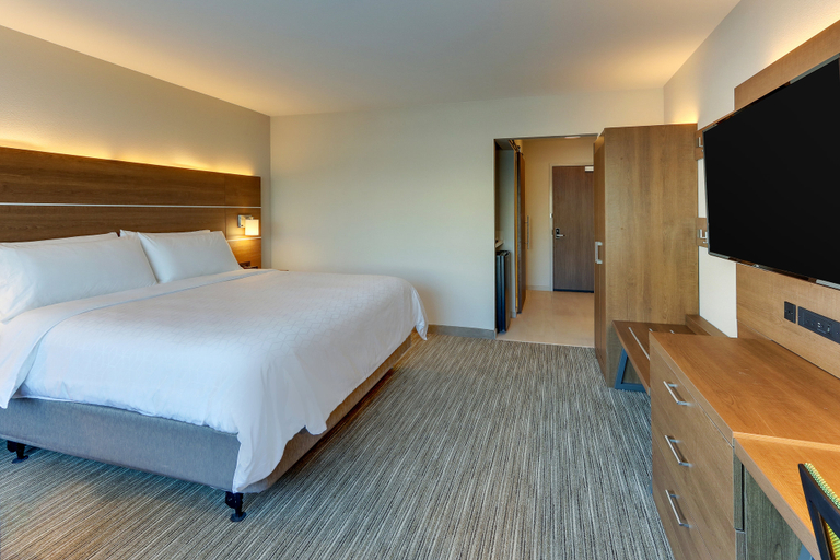 Bedroom 5, Holiday Inn Express & Suites ROANOKE – CIVIC CENTER, Roanoke City