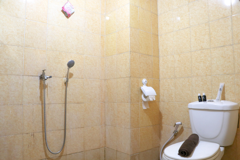 Bathroom, Best Deal 2BR at Buah Batu Park Apartment By Travelio, Bandung