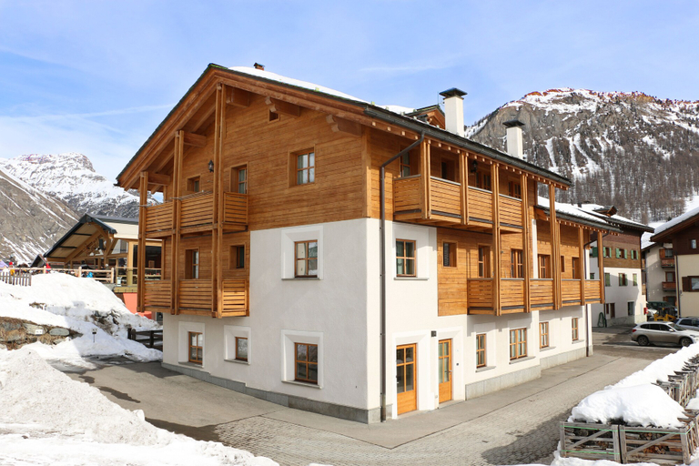 Exterior & Views