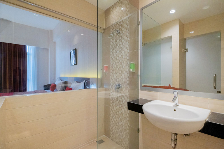 Bathroom 3, RedDoorz Premium @ Jalan Veteran Bojonegoro, Bojonegoro
