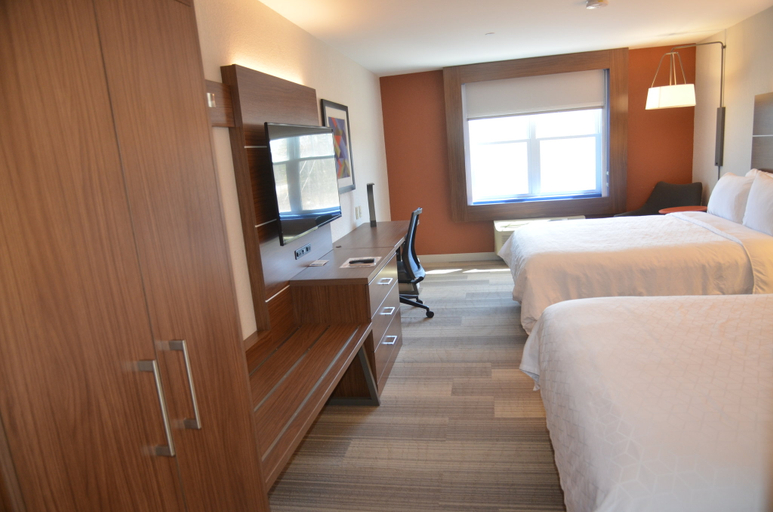 Bedroom 2, Holiday Inn Express & Suites ROCHESTER, Strafford