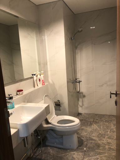 Bathroom 5, Large Comfortable Bedroom in Alam Sutera Tangerang, Tangerang