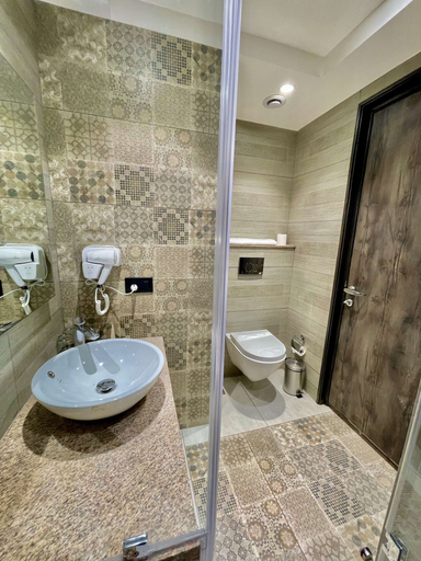 Bathroom 4, Best Western Maharani Bagh, Delhi