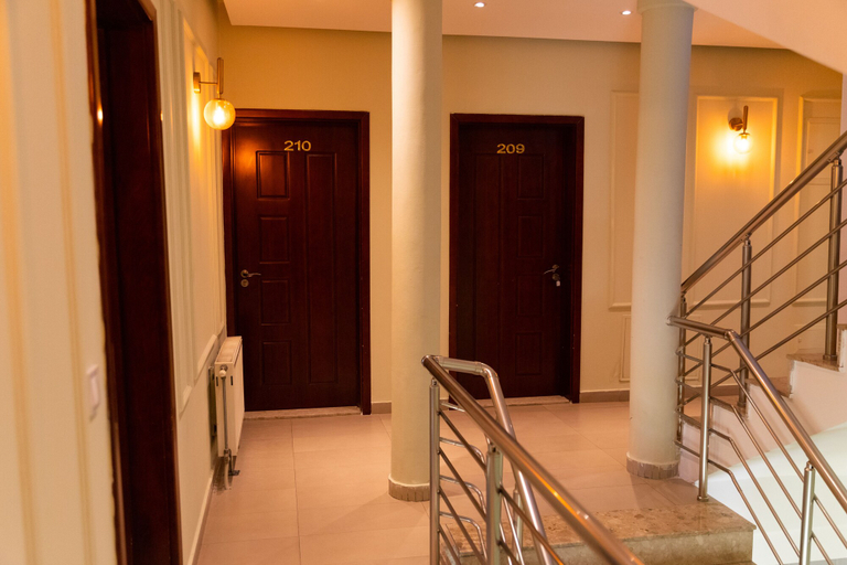 Others 5, Hotel United, Priština