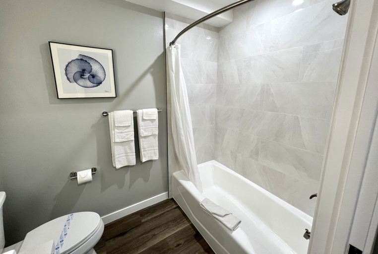 Bathroom 3, Lincoln Inn, Los Angeles