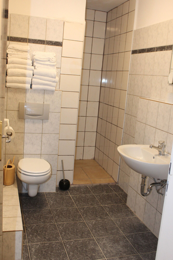 Bathroom 5, Rasthaus Hotel Schackendorf, Segeberg