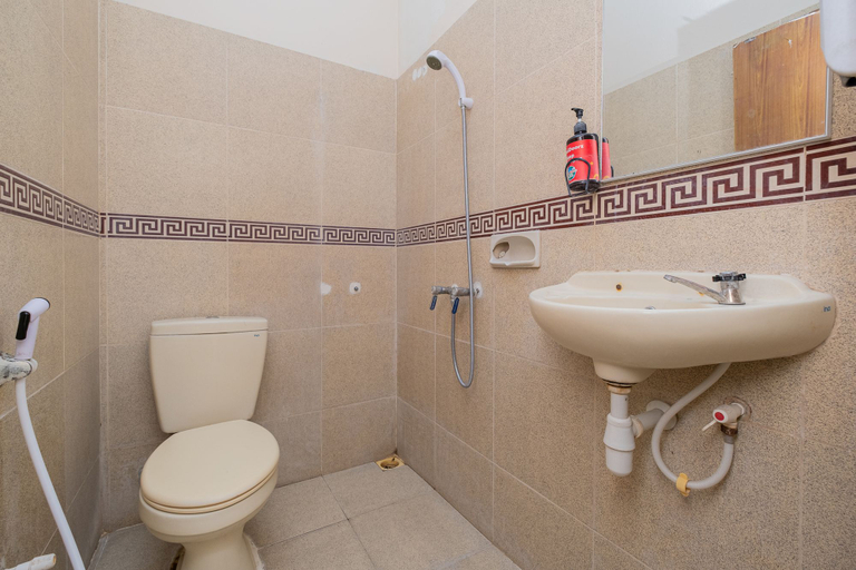 Bathroom 3, RedDoorz near Bojonegoro Train Station, Bojonegoro