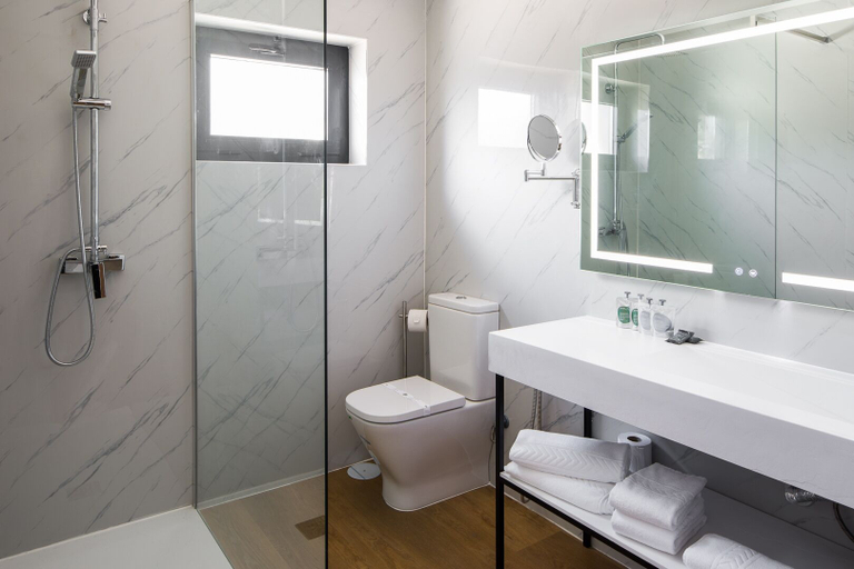 Bathroom 5, Hotel Lara, Valença