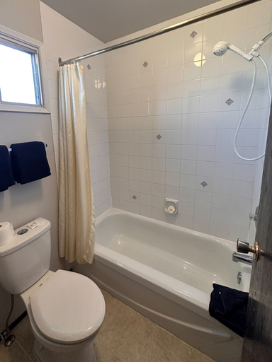 Bathroom 4, Howard Johnson by Wyndham Edson, Division No. 14