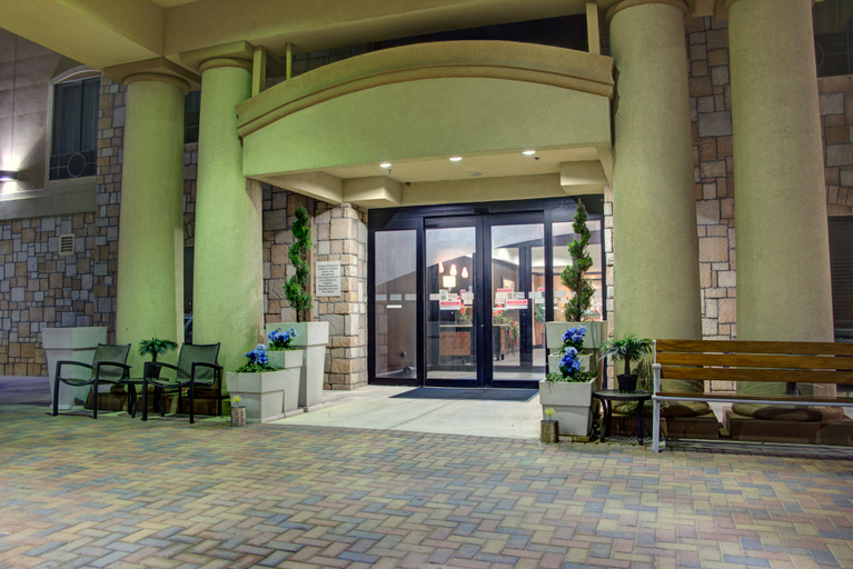 Exterior & Views 2, Holiday Inn Express & Suites PARIS, Lamar