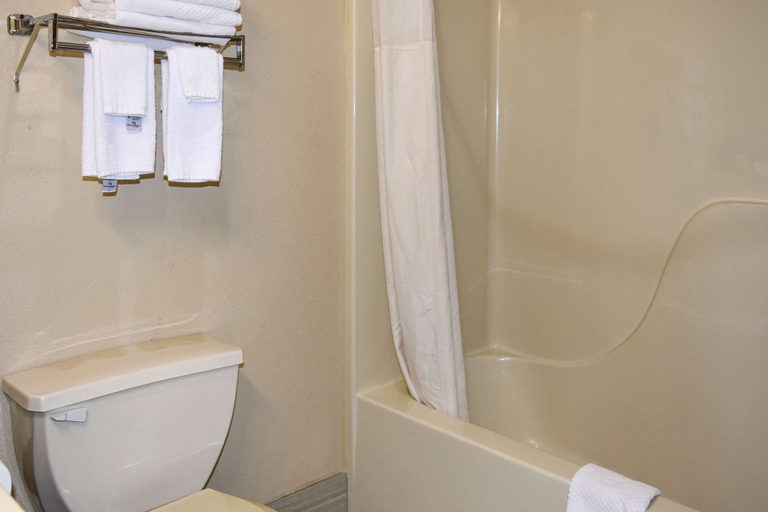 Bathroom 4, Quality Inn & Suites Brooks Louisville South, Bullitt