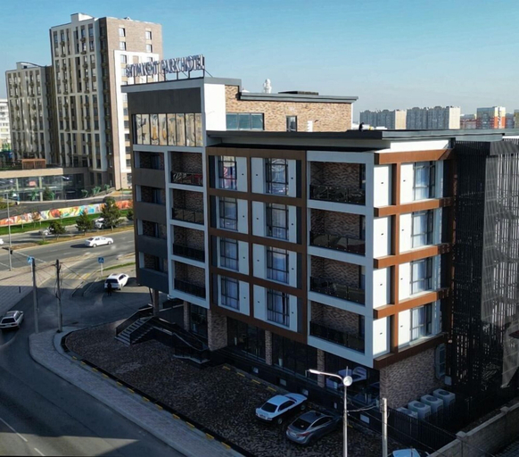Exterior & Views
