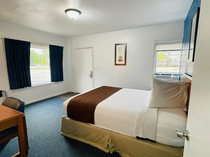 Bedroom 2, Sparta Inn, Monroe