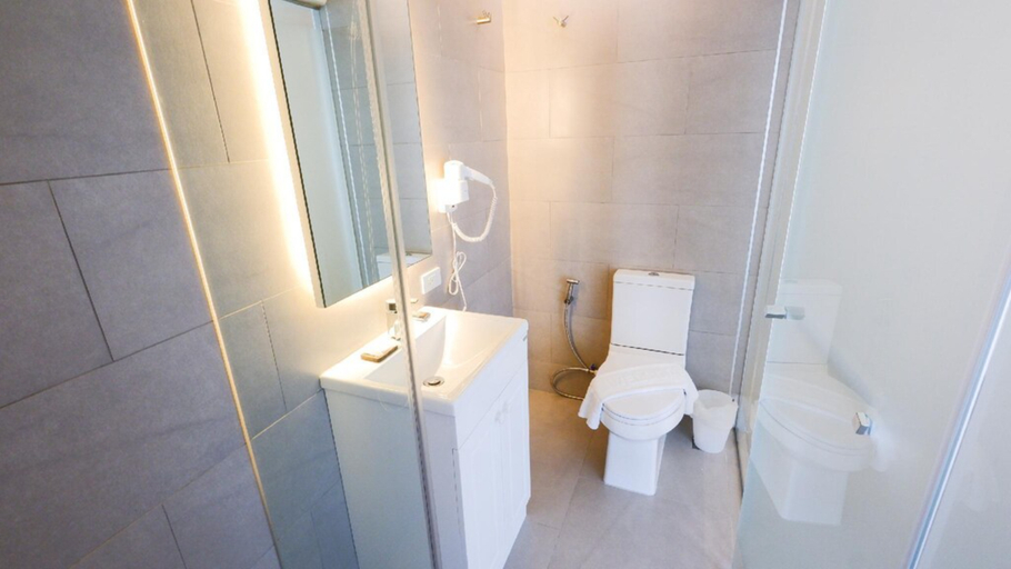 Bathroom 3, Pinnacle Dream Hotel Sukhumvit, Wattana