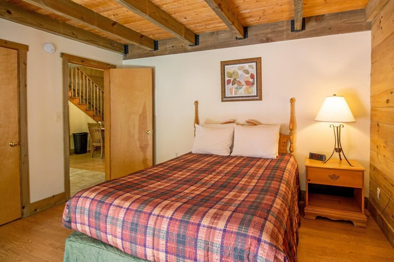 Bedroom 2, Wilderness Presidential Resort Cabins, Spotsylvania
