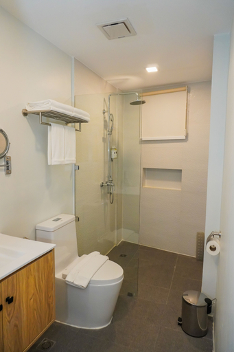 Bathroom 3, Kommons by Kamino, Malay