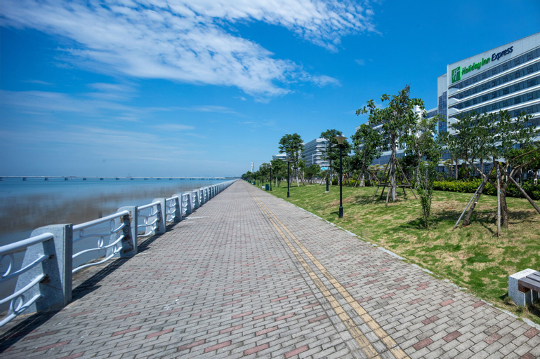 Exterior & Views 18