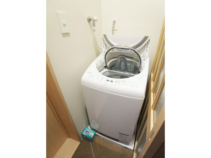 Bathroom 5, Bio, Osaka