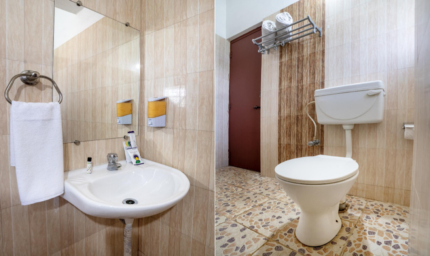 Bathroom 4, Itsy Hotels Vijaya Residency, Udupi