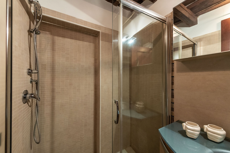 Bathroom 4, Bella Elena apartment - Jewish Ghetto, Roma