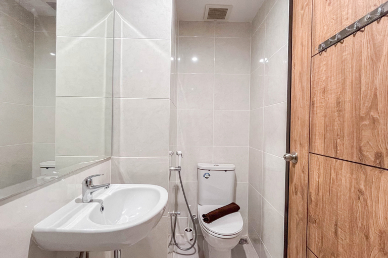 Bathroom 3, Cozy Studio Apartment Delft Ciputra Makassar By Travelio, Gowa