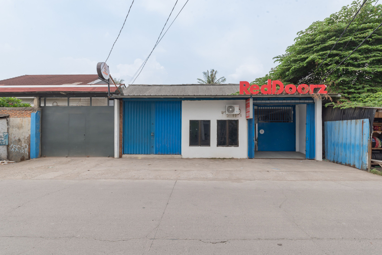 Exterior & Views 2, RedDoorz @ Jalan Otista Karawang, Karawang