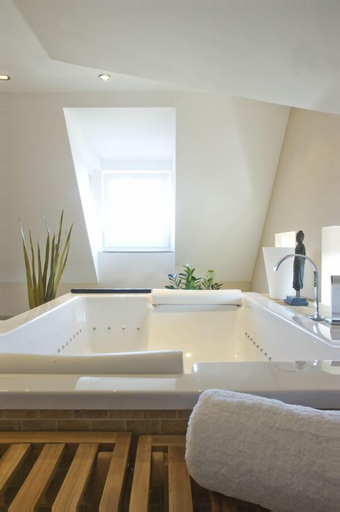 Bathroom 5, Strandhotel Binz, Vorpommern-Rügen
