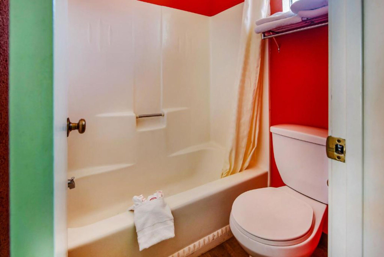 Bathroom 5, Hotel Europa Ridgecrest, Kern