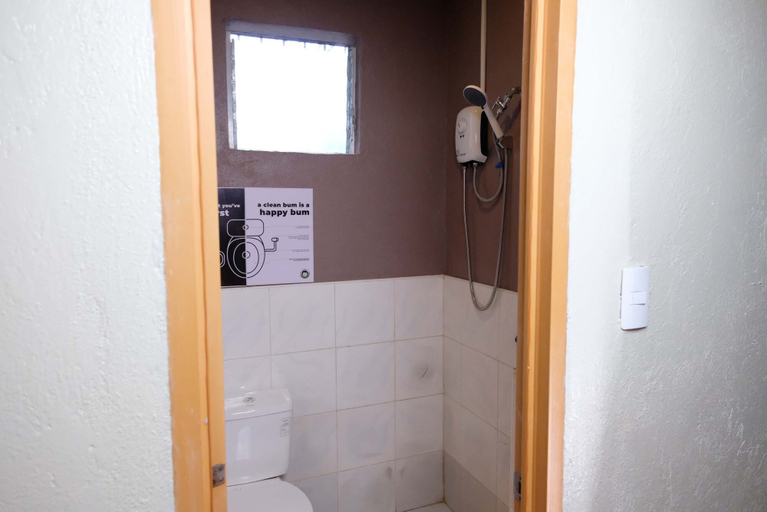 Bathroom 5, Mad Monkey Siquijor, Lazi