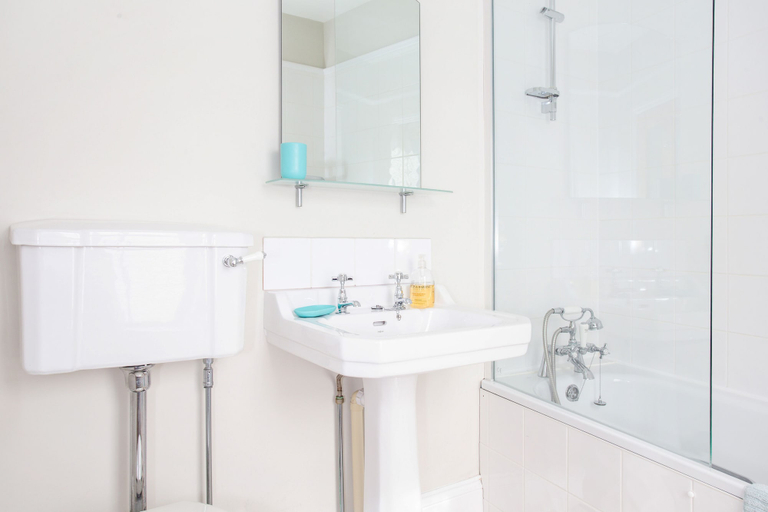 Bathroom 3, Peaceful Elevated Residential Area - Walk to City, Hampshire