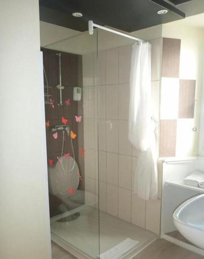 Bathroom 3, Hotel Les Tilleuls, Cantal