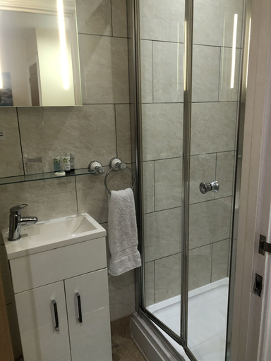 Bathroom 5, The Queen Phillippa, Kent