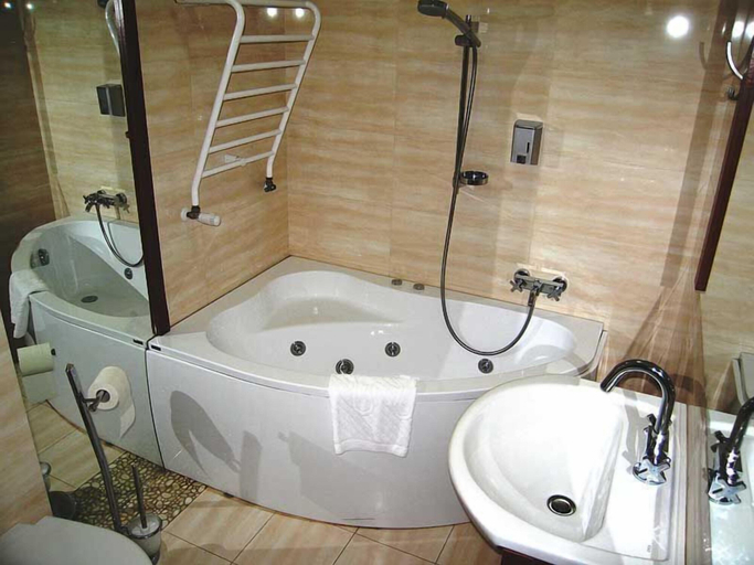 Bathroom 3, Sunny Hotel, Poznań City