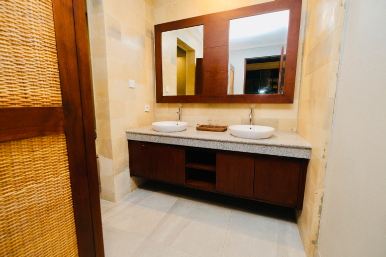 Bathroom 16