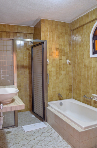 Bathroom 5, Hotel & Restaurant Bucaneros, Isla Mujeres, Isla Mujeres