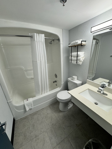 Bathroom 5, Motel 6 Syracuse, Onondaga