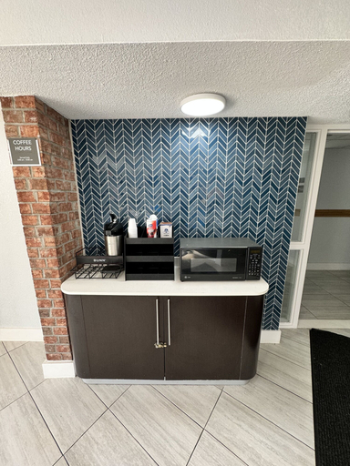 Bathroom 3, Studio 6 - East Syracuse, NY – Airport, Onondaga