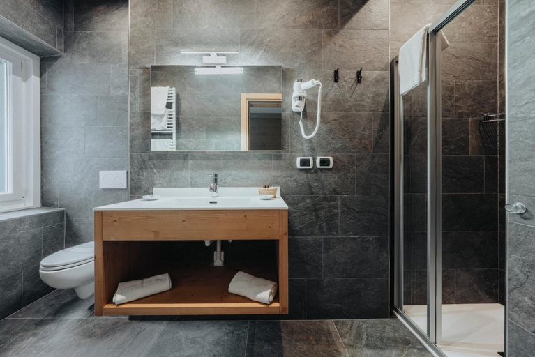 Bathroom 3, Hotel Menardi, Belluno