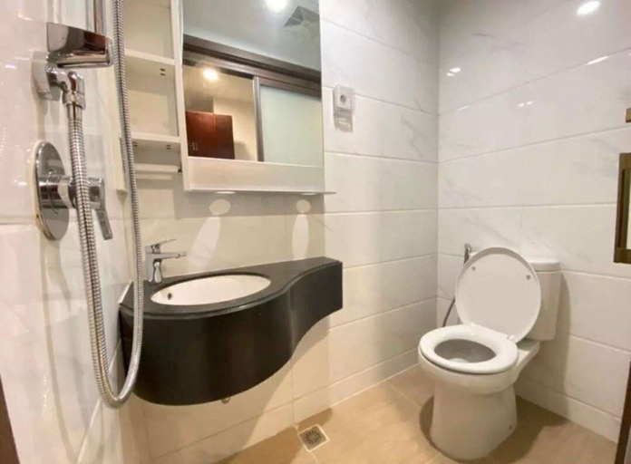 Bathroom, Sky House BSD by Kakarama Room, South Tangerang