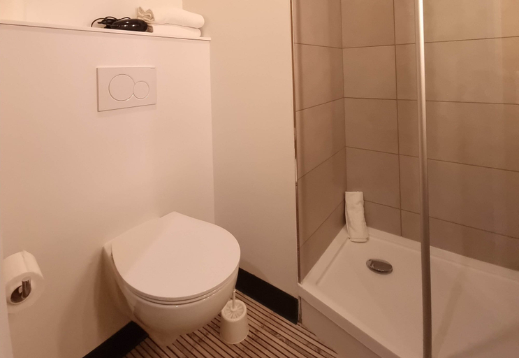Bathroom 4, B&B HOTEL Nice Stade Riviera, Alpes-Maritimes