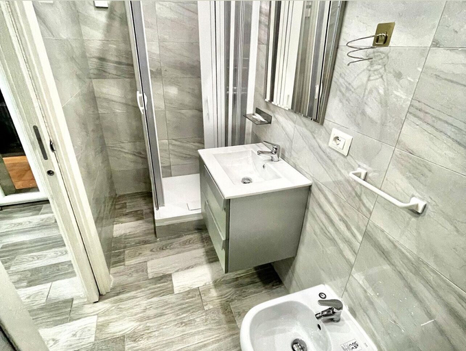 Bathroom 5, Airport-Napoli, Napoli