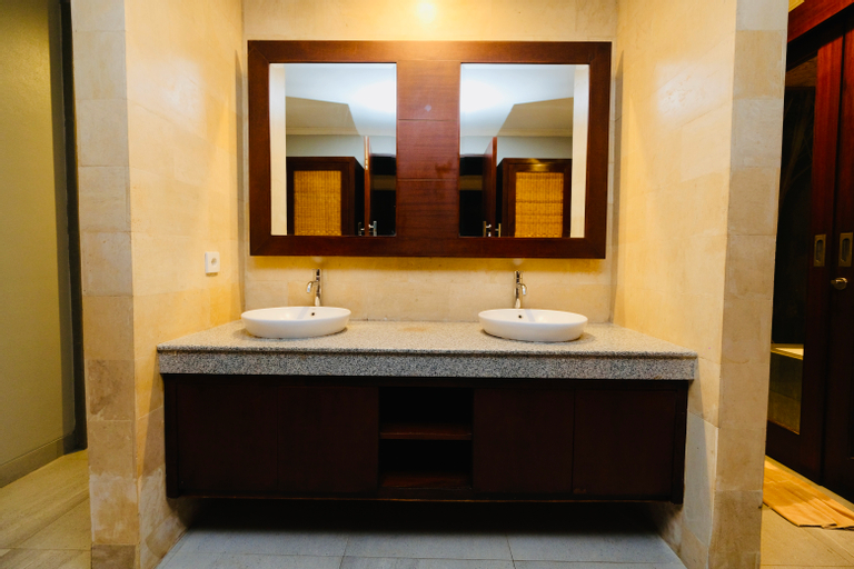 Bathroom 13