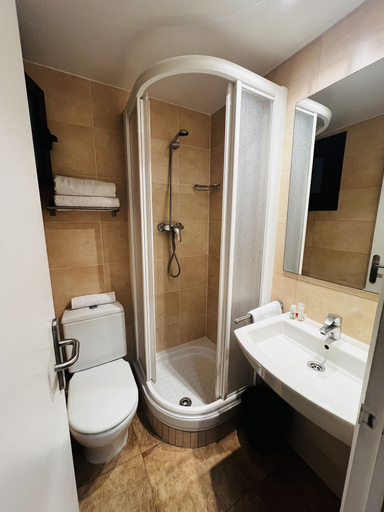 Bathroom 4, Ciudad Condal, Barcelona