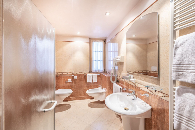 Bathroom 4, Hotel Relais Orsingher, Trento